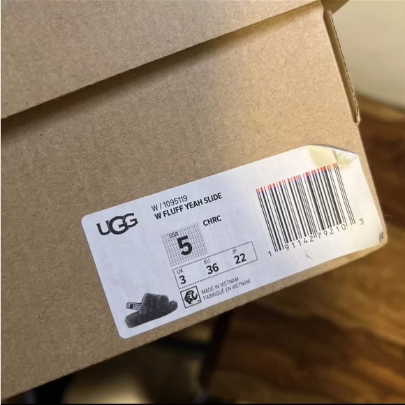 Brand new size 5 women’s UGGS - Picture 2 of 4